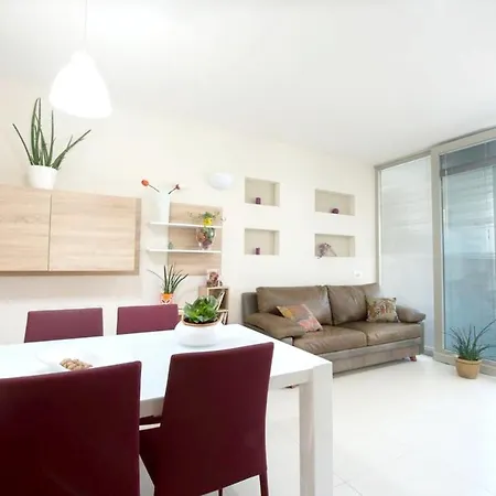 Apartment Comfortable Near Beaches 50 M² + Balcony